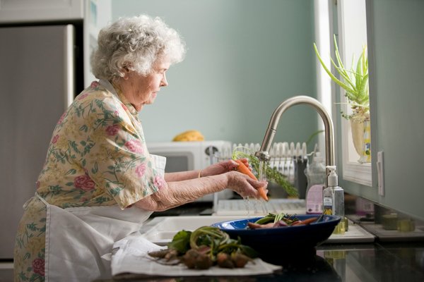 Comment les seniors peuvent-ils utiliser les ateliers de cuisine pour apprendre des recettes équilibrées ?